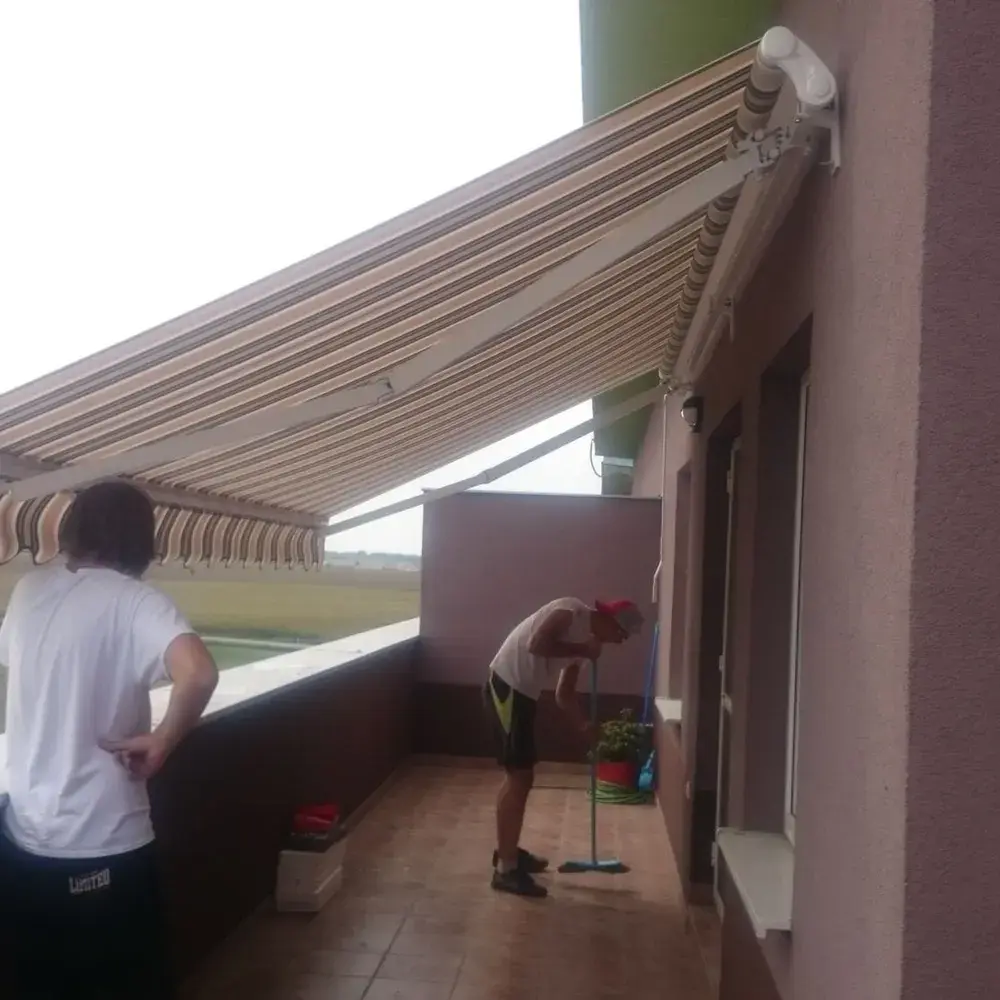 Markíza na balkóne domu