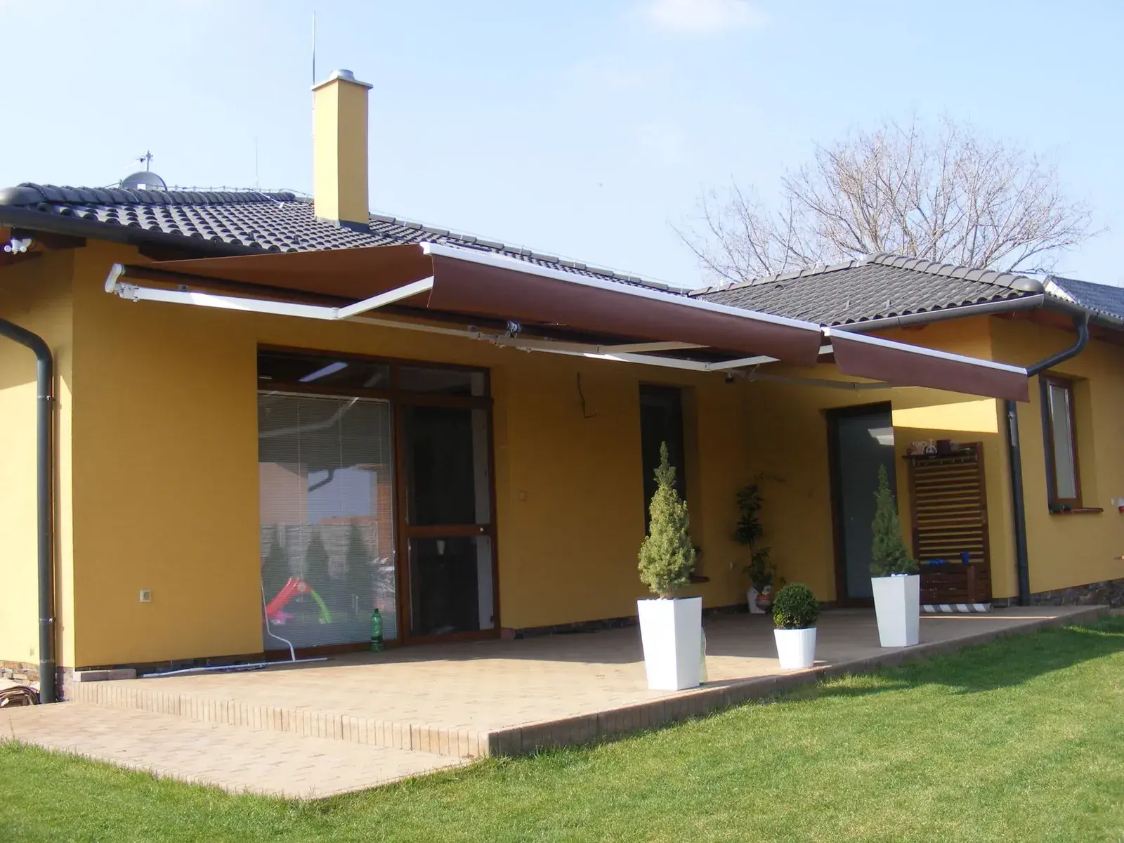 Markíza na terase bungalovu