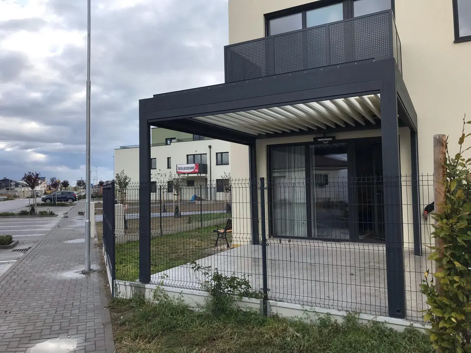 Bioklimatická pergola pred bytom na prízemí