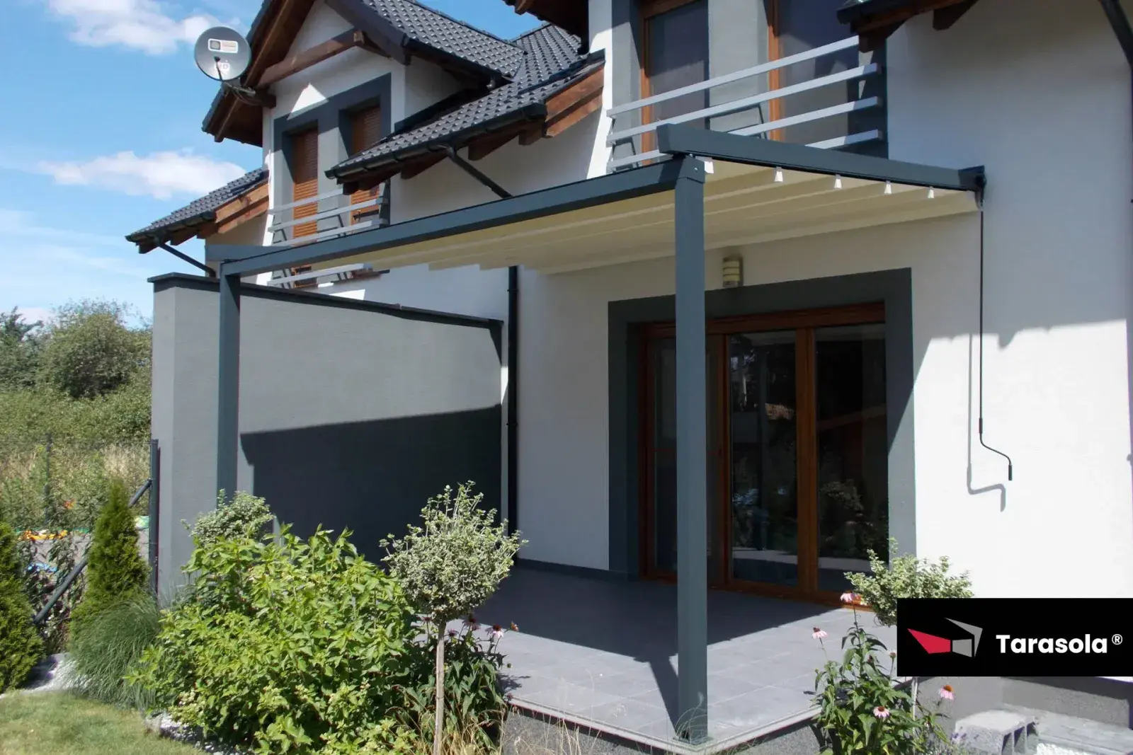Hliníková pergola pripojená k fasáde rodinného domu