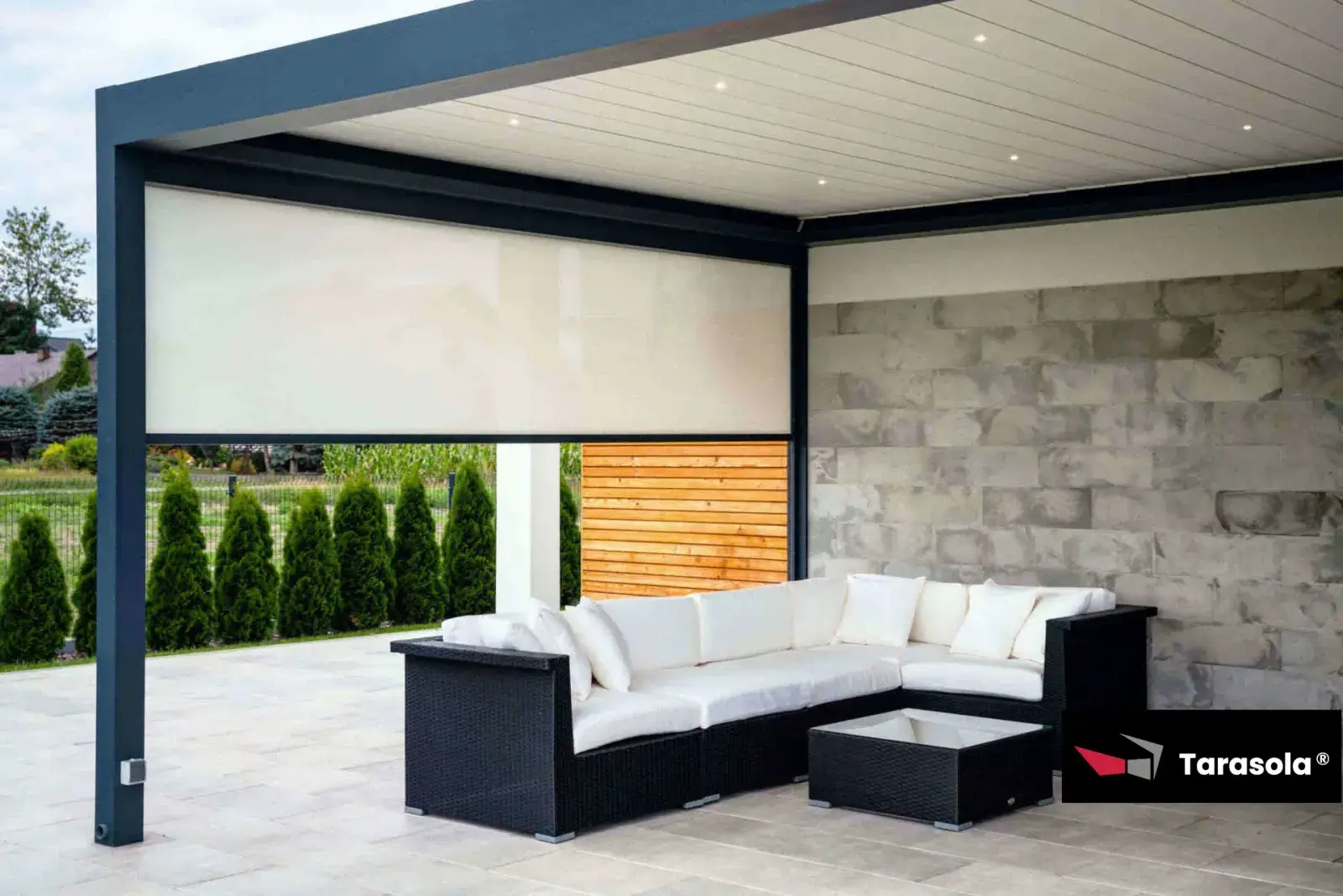 Pergola s bočnou screenovou roletou