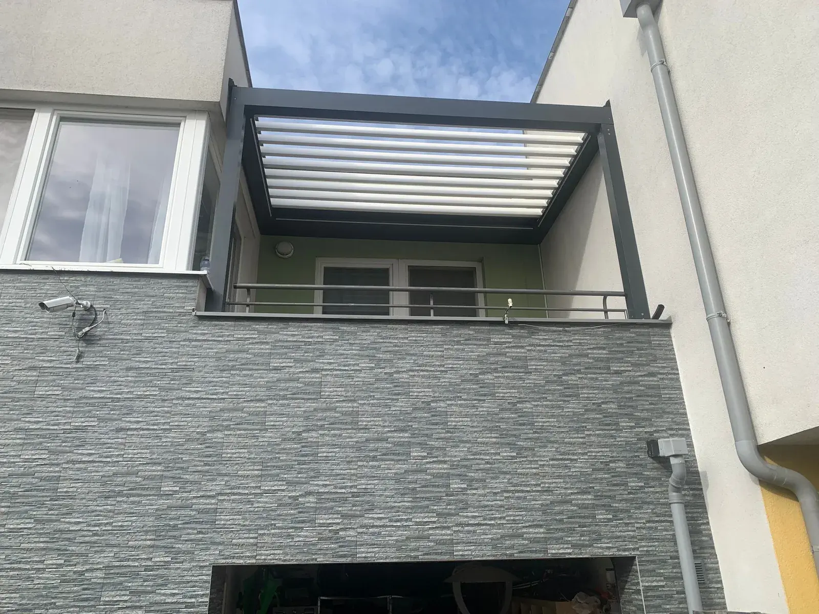 Bioklimatická pergola nad terasou na poschodí rodinného domu