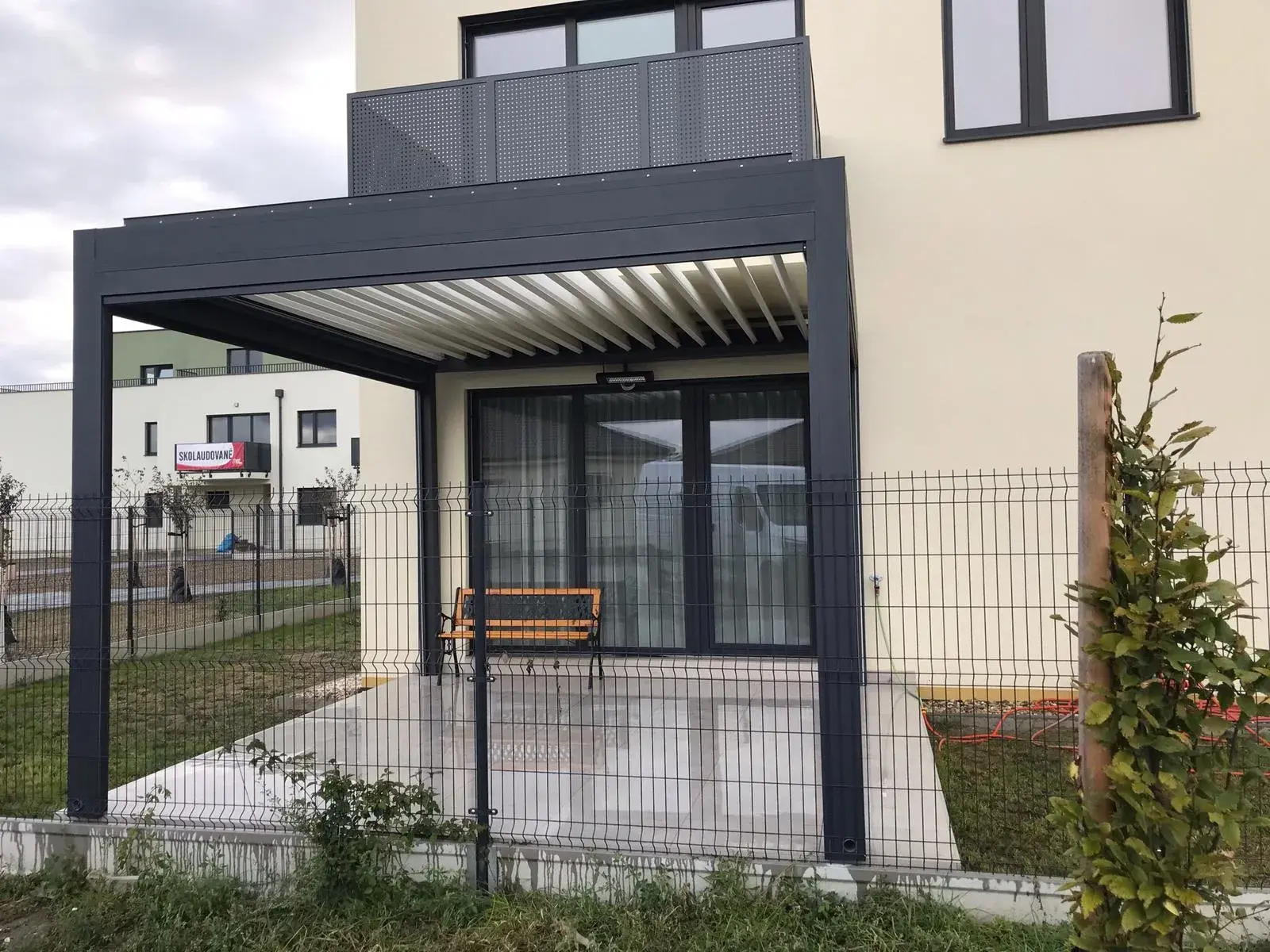 Bioklimatická pergola s lamelami pred bytom na prízemí