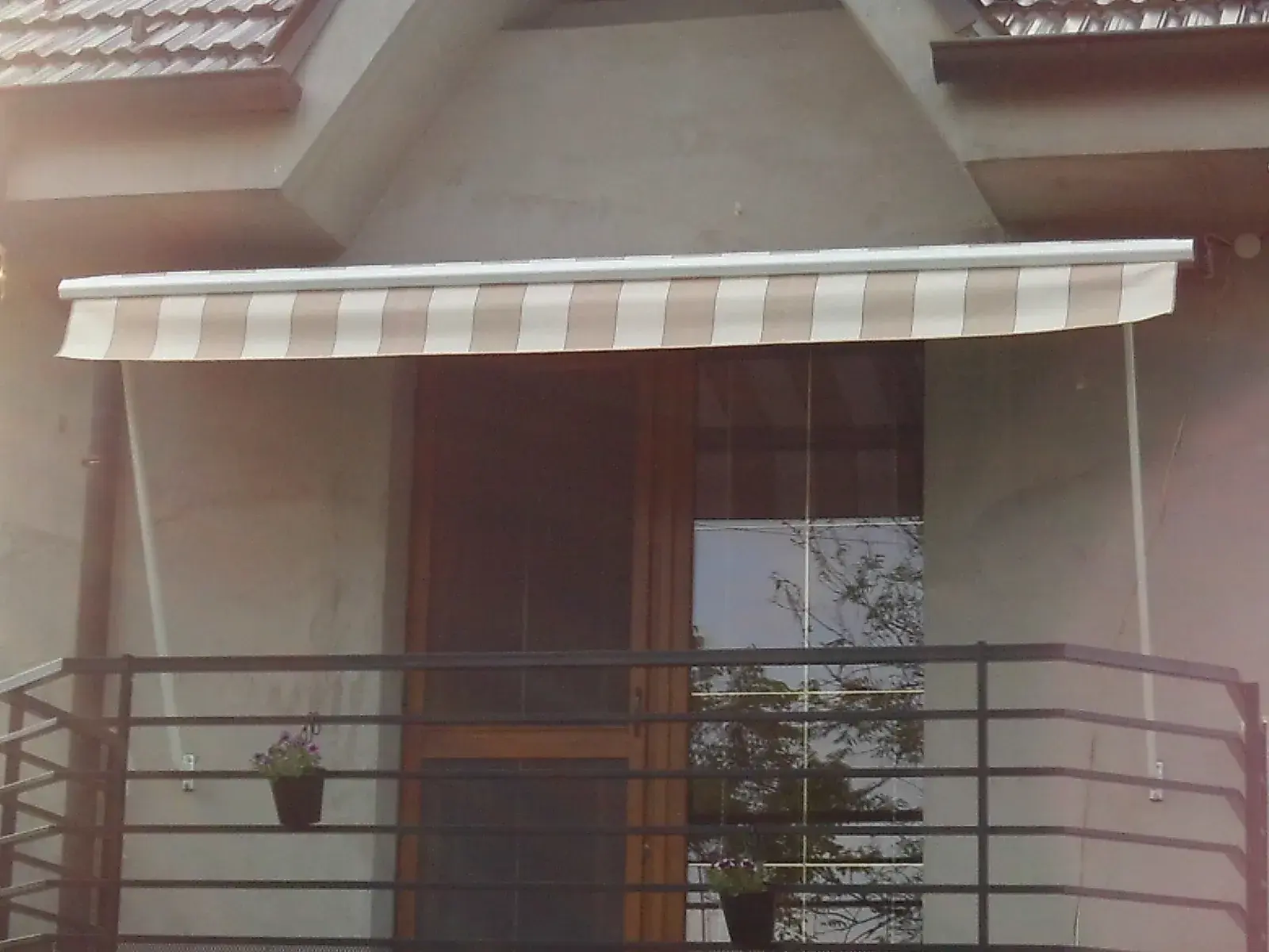 Markíza s padacím ramenom na balkóne rodinného domu