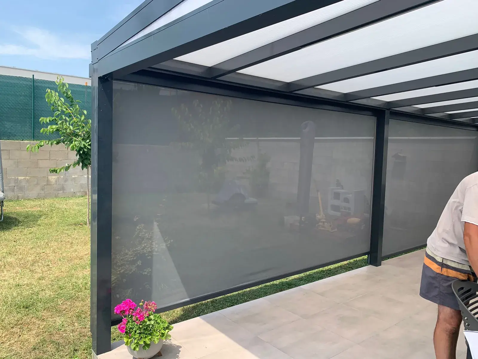 Pergola s polykarbonátovou strechou a spustenými screenmi