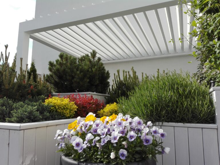 Bioklimatick&aacute; pergola s lamelov&yacute;m stropom: Vodotesnosť a ochrana pred dažďom